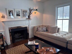 Älytelevisio, takka, kirjoja