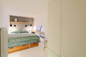 1 bedroom, iron/ironing board, WiFi, bed sheets - In the heart of the Marais (Paris)