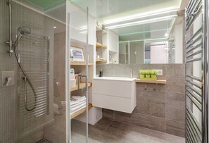 Hair dryer, towels, soap, toilet paper - In the heart of the Marais (Paris)