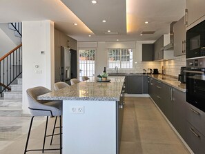 Fridge, microwave, oven, dishwasher - 4 bedroom house with private pool near Cabopino (Marbella)