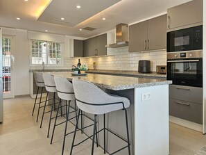 Fridge, microwave, oven, dishwasher - 4 bedroom house with private pool near Cabopino (Marbella)
