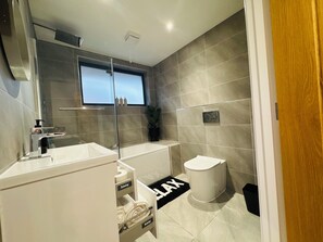 Haartrockner, Handtücher, Seife, Toilettenpapier
