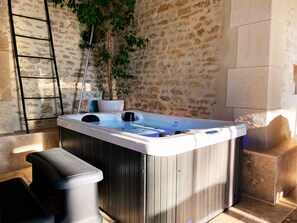 Interior - Suite Boudoir aux Roses - Charming castle with pool & spa (Varennes-Vauzelles)