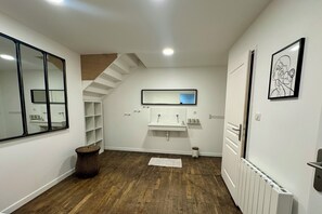 Shower, hair dryer, towels, soap - Le Lido, former cinema. Town center house 3 bedrooms (Saint-Varent)