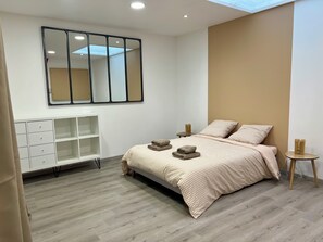 Travel crib, free WiFi, bed sheets - Le Lido, former cinema. Town center house 3 bedrooms (Saint-Varent)