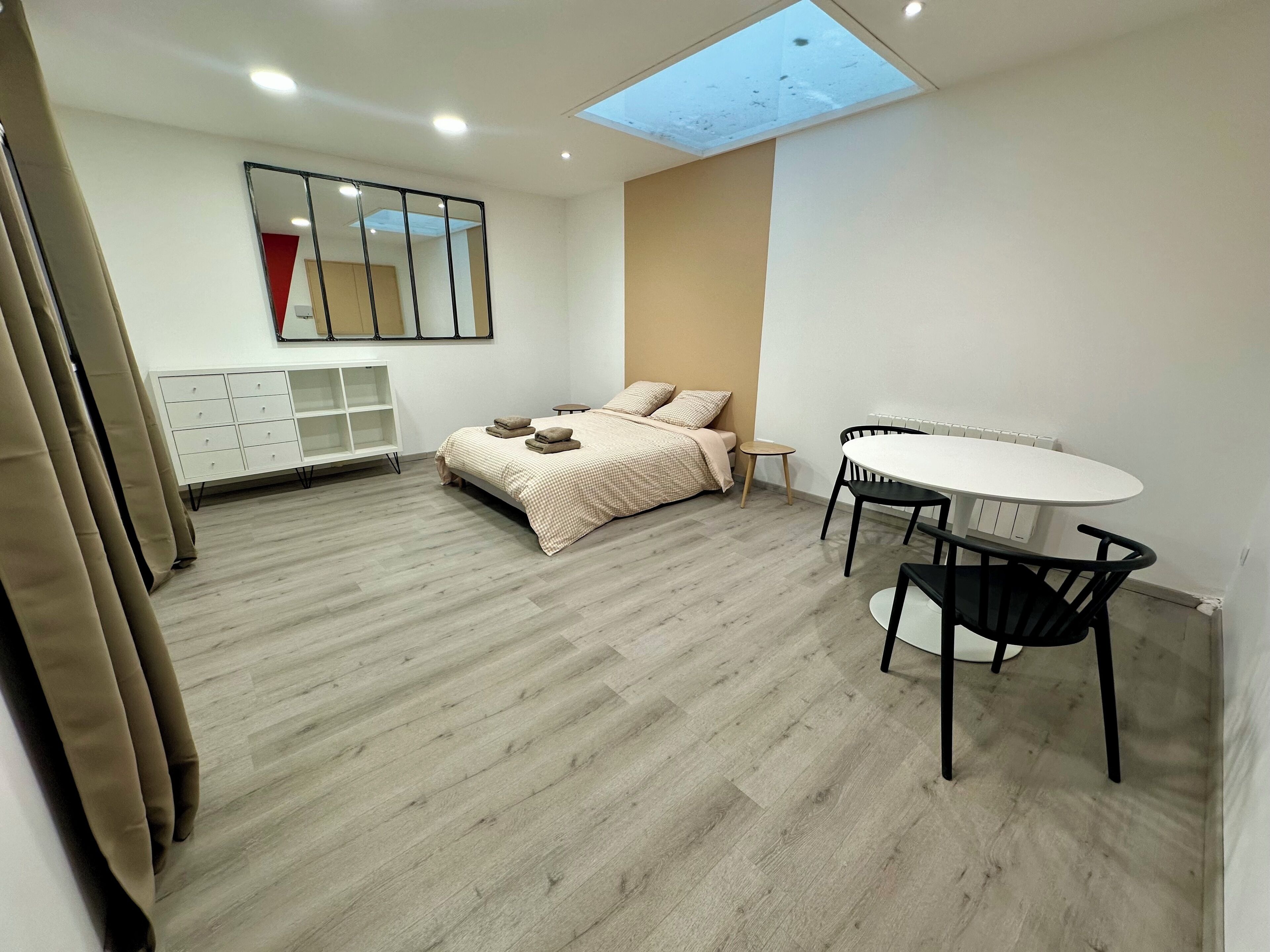 Travel crib, free WiFi, bed sheets