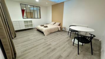 Travel crib, free WiFi, bed sheets