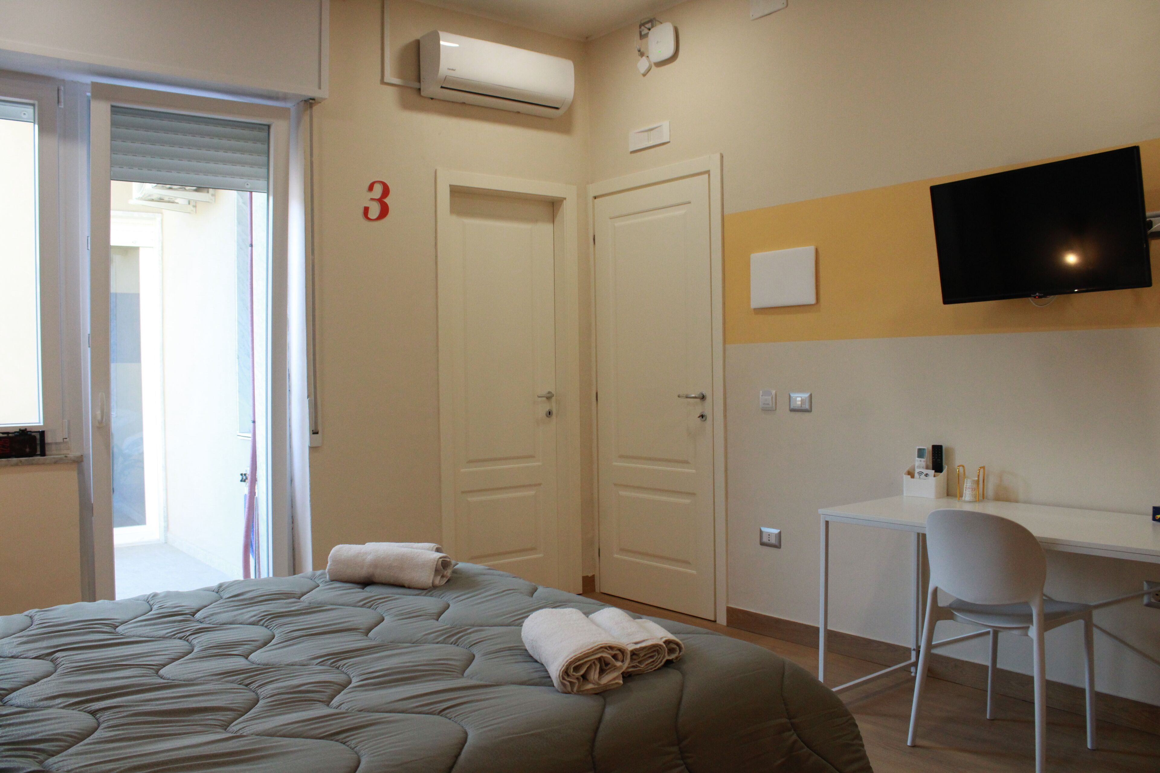 Quarto casal ou duplo conforto, 1 cama Queen, para não fumantes, serviço de arrumação | Escrivaninha, espaço de trabalho para notebook, cortinas blackout