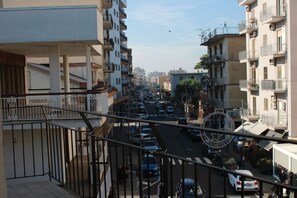 Quarto quádruplo luxo, serviço de arrumação, vista para a cidade | Área da propriedade