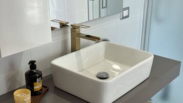 Chambre Quadruple Deluxe, service de ménage, vue ville | Salle de bain