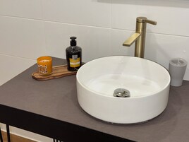 Habitación cuádruple Deluxe, Servicio de limpieza, vistas a la ciudad | Baño | Ducha, secador de pelo, toallas y jabón
