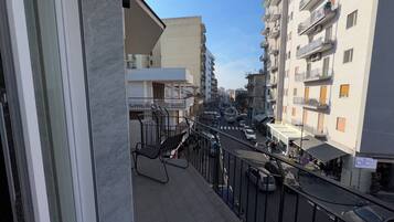 Chambre Quadruple Deluxe, service de mĂ©nage, vue ville | Enceinte de lâhĂ©bergement