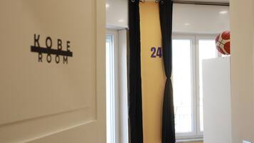 Chambre Quadruple Deluxe, service de ménage, vue ville | Intérieur