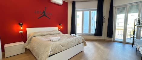 デラックス 4 人部屋 客室清掃 シティビュー | デスク、ノートパソコン用作業スペース、遮光カーテン、WiFi (無料)