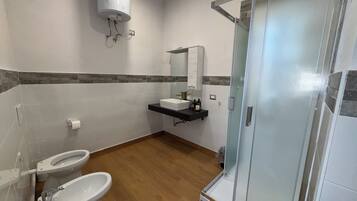 Doccia, asciugacapelli, accappatoio, asciugamani