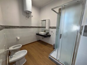 Dusche, Haartrockner, Bademäntel, Handtücher