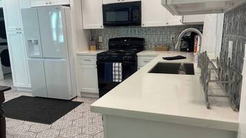 Refrigerador, microondas, horno, placa de cocina