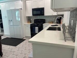 Refrigerador, microondas, horno, placa de cocina