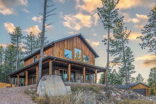 Cozy 4-bedroom cabin in Boulder Canyon for relaxing stay!