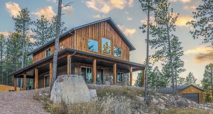 Cozy 4-bedroom cabin in Boulder Canyon for relaxing stay!