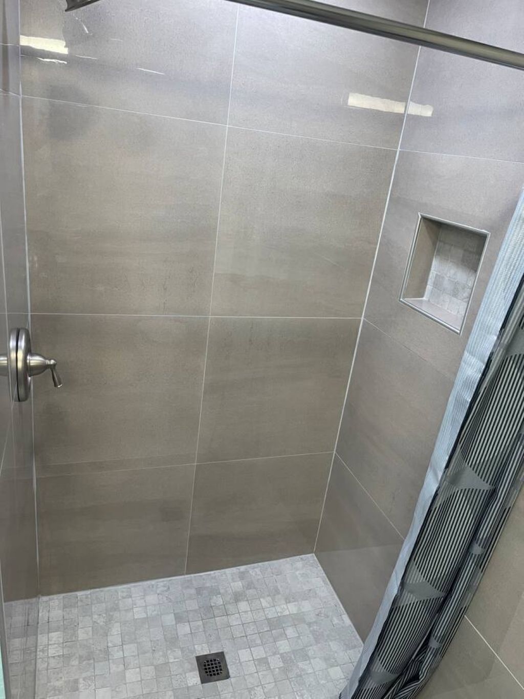Douche, sèche-cheveux, serviettes fournies, savon