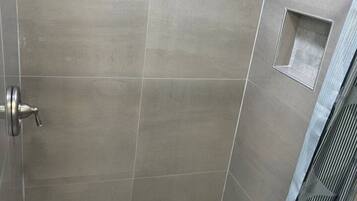 Douche, sèche-cheveux, serviettes fournies, savon