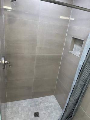 Douche, sèche-cheveux, serviettes fournies, savon
