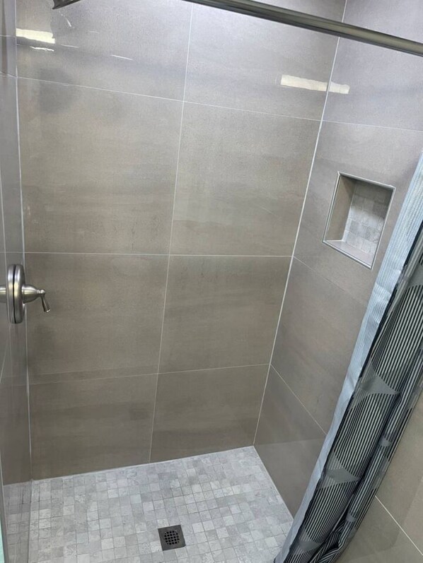 Douche, sèche-cheveux, serviettes fournies, savon