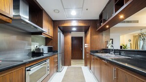 Een moderne keuken met houten kastjes, roestvrijstalen apparatuur en een centraal eiland.