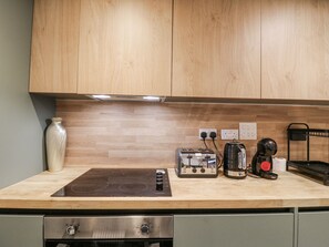 Lave-vaisselle, batterie de cuisine, vaisselle et ustensiles