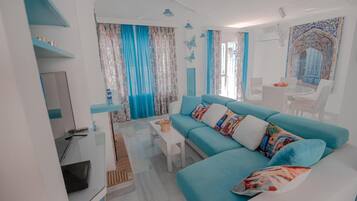 Een televisie en een open haard