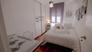 Tabla de planchar con plancha, wifi y ropa de cama