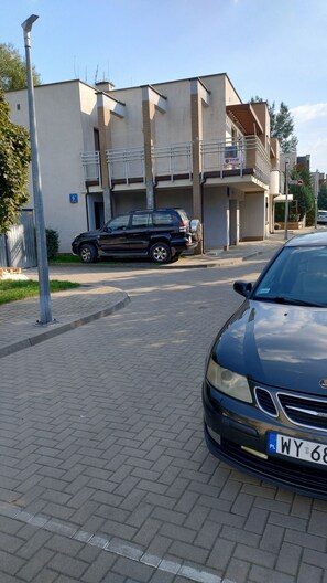 Property grounds - Peacful place family and pet-friendly close to higways and airport, bistro bar (Warsaw)