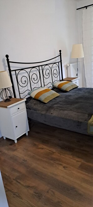 3 habitaciones, tabla de planchar con plancha, wifi y ropa de cama 