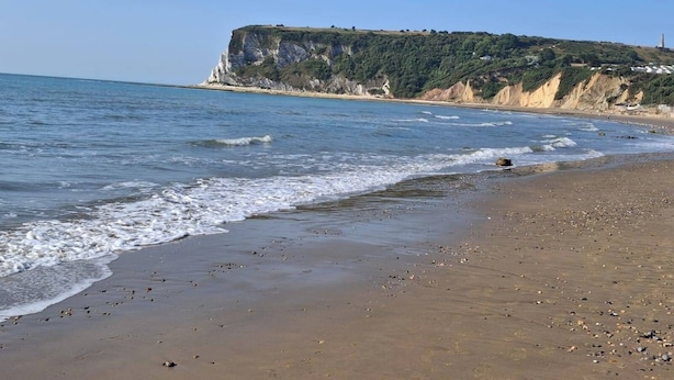 A beach with a rocky cliff and a lighthouse in the distance. - 2bed-cabin Sleeps 4, Wifi, Free Parking, Sea Views (Bembridge)
