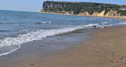 2bed Cabin-sleeps 5, Free Parking, Wifi, Sea Views