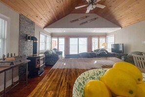 Televisión, chimenea, estéreo