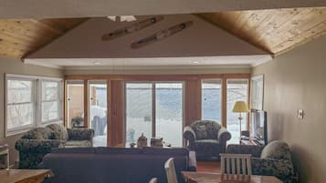 Televisión, chimenea, estéreo