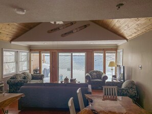 Fernseher, Kamin, Stereoanlage