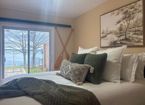 WiFi, bed sheets - Cozy Lake Simcoe Waterfront Escape for 10 (Innisfil)