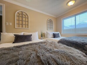WiFi, bed sheets - Cozy Lake Simcoe Waterfront Escape for 10 (Innisfil)