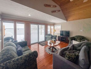 Televisie, een open haard en een stereo