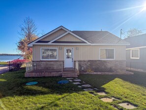 Exterior - Cozy Lake Simcoe Waterfront Escape for 10 (Innisfil)