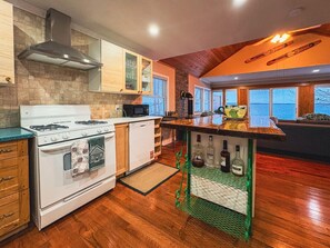 Fridge, microwave, oven, stovetop - Cozy Lake Simcoe Waterfront Escape for 10 (Innisfil)