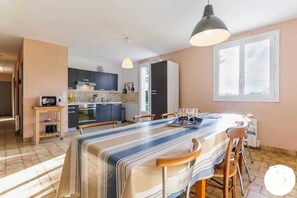 Dining - Land and Sea (Mesquer)