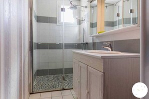 Shower, hair dryer, toilet paper - Land and Sea (Mesquer)