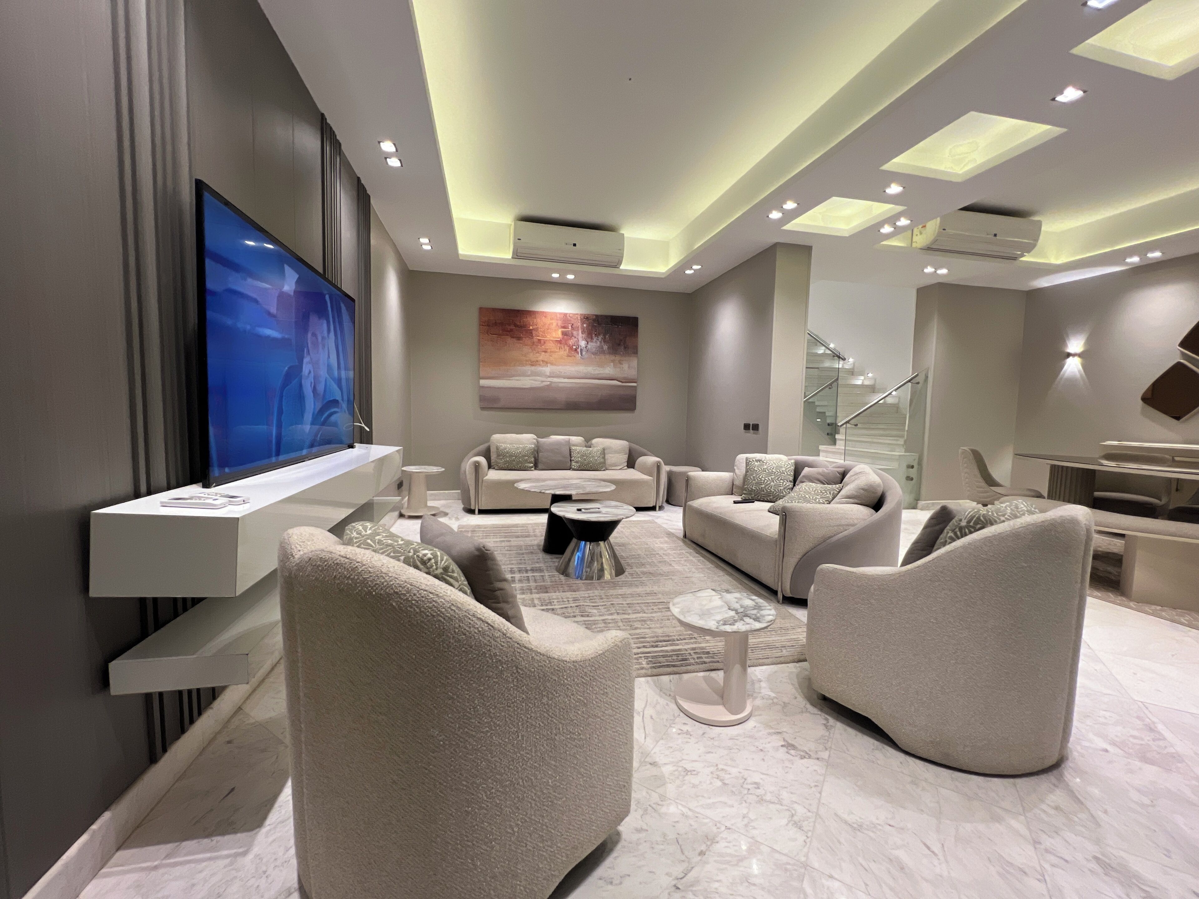 En 65-tommers smart-TV med digitale kanaler