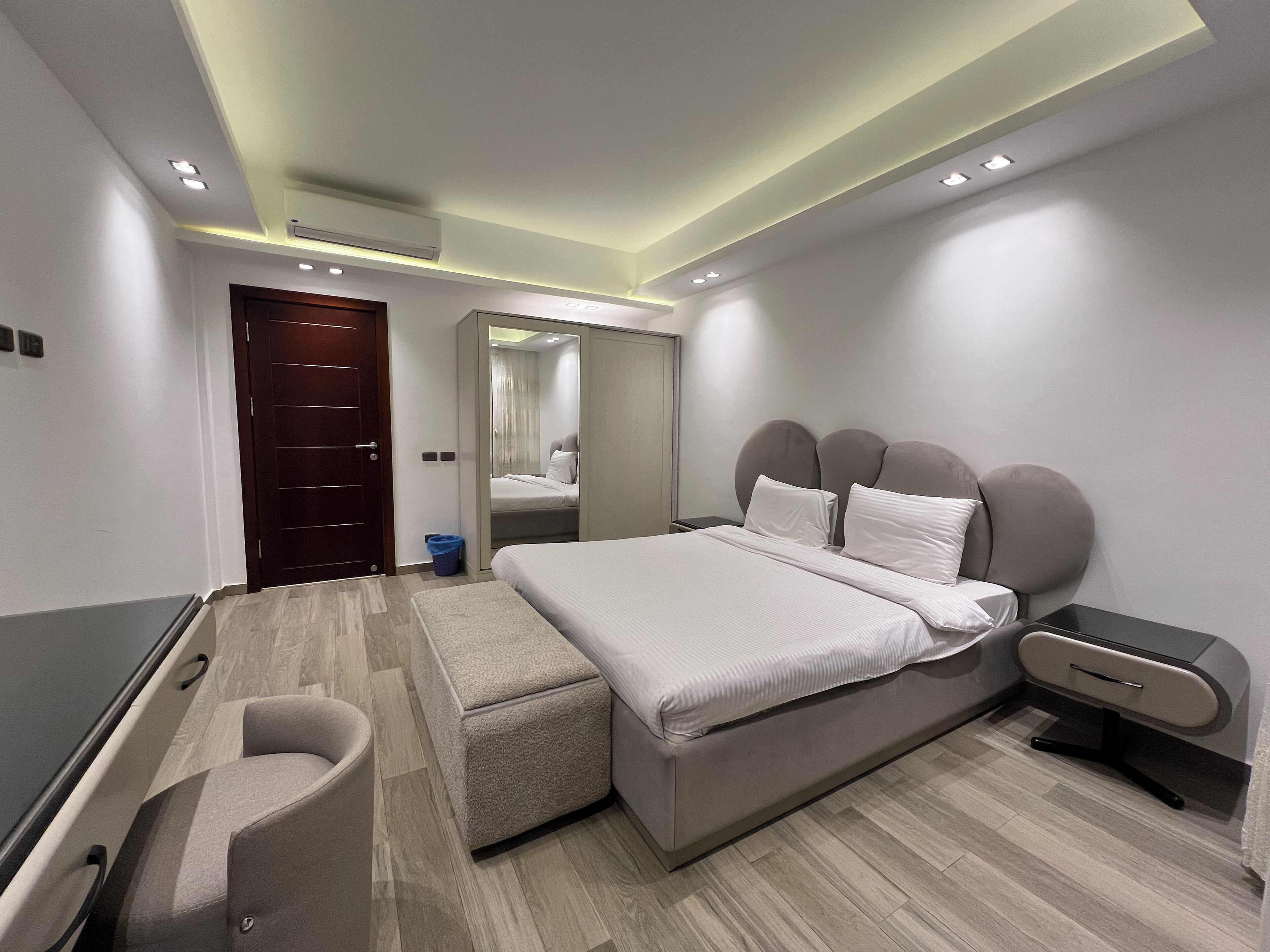 Villa Confort, 5 habitaciones, alberca privada, vista a la alberca | Escritorio y espacio para trabajar con laptop 