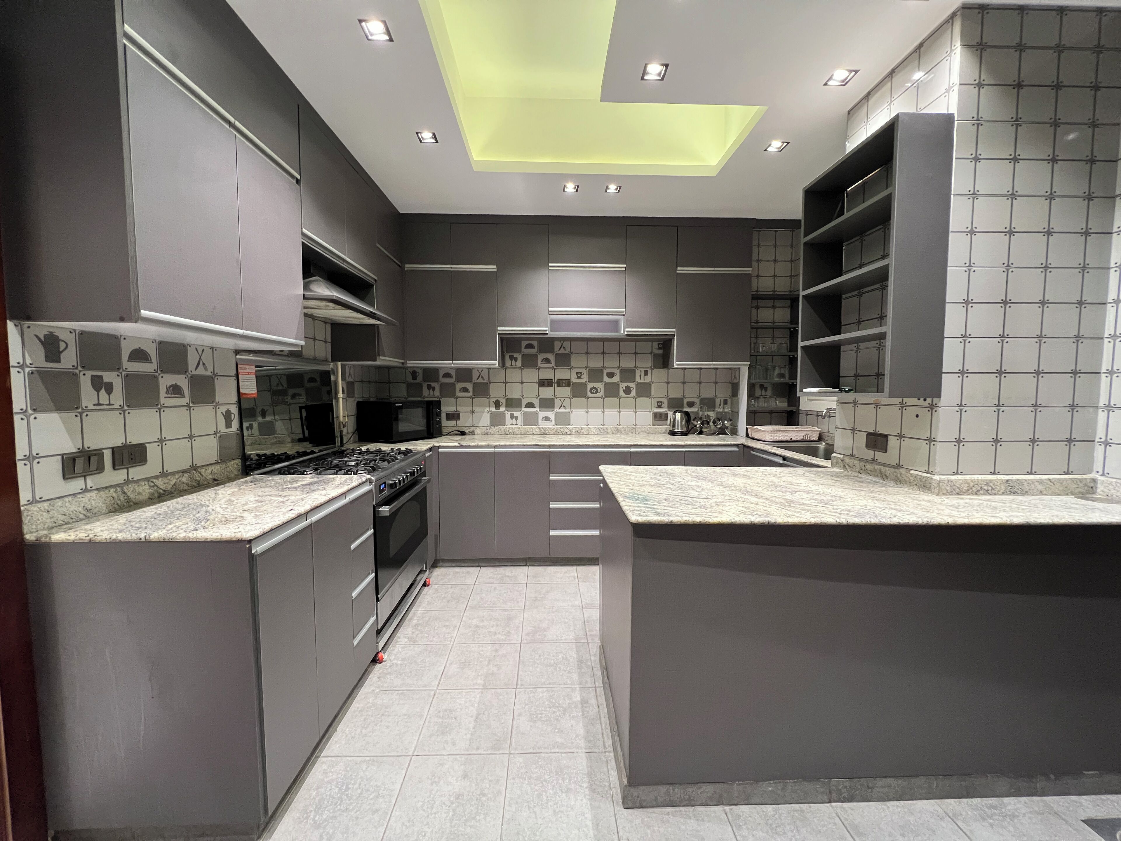 Refrigerador con congelador, microondas, horno y parrilla de estufa 