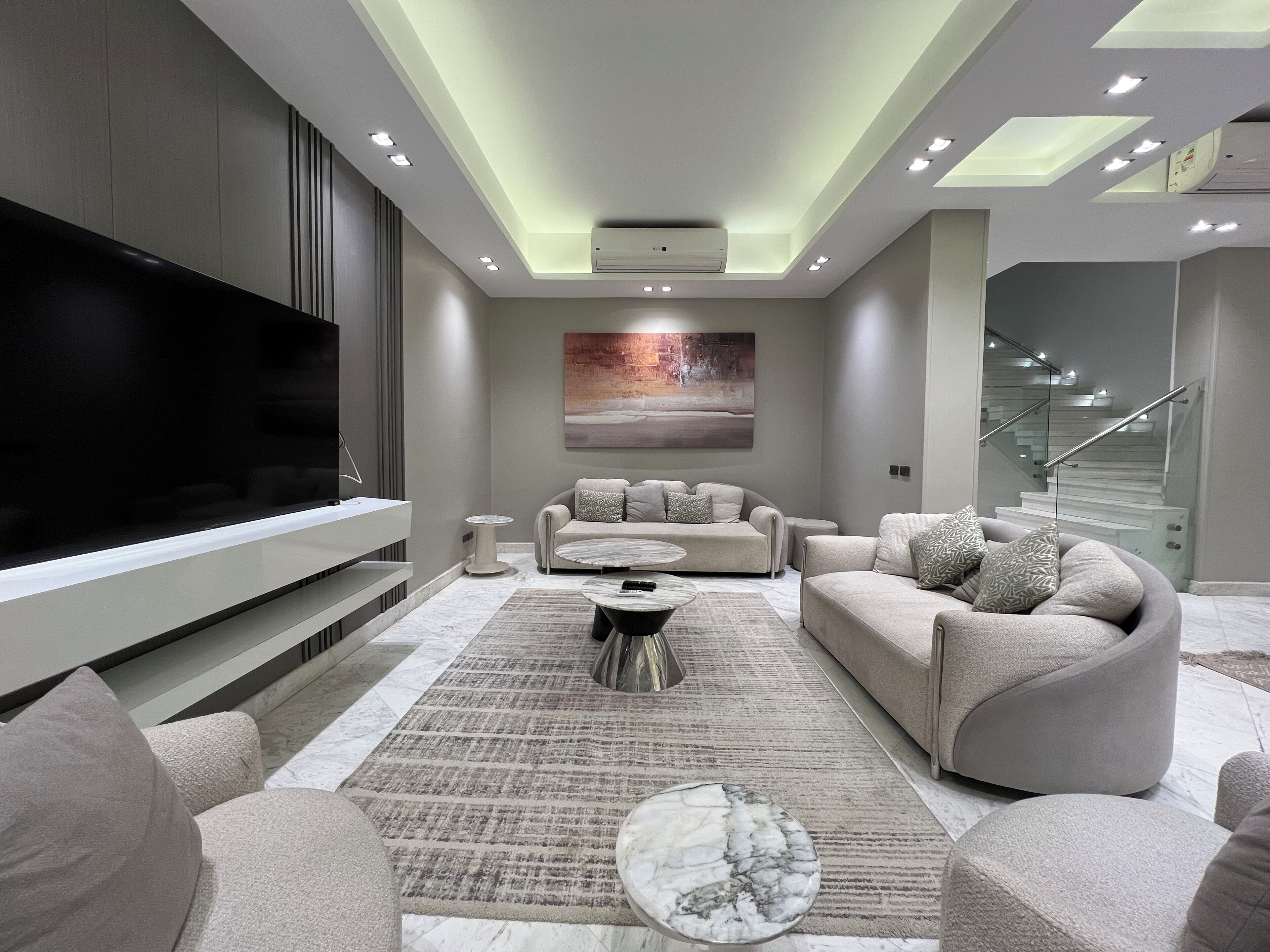 65-吋智慧型電視，提供數位頻道